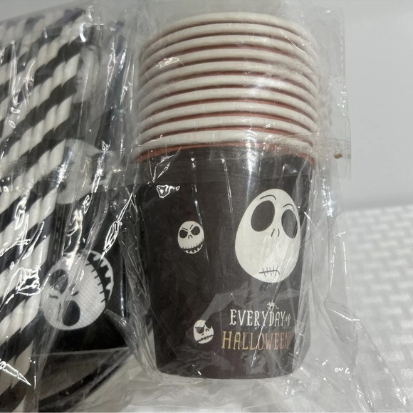 HALLOWEEN PARTY SERVES 10. INCLUDES 10 EACH OF PLATES, SAUCERS, CUPS, NAPKINS - Picture 2 of 7